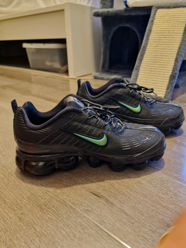 black trainers vapormax